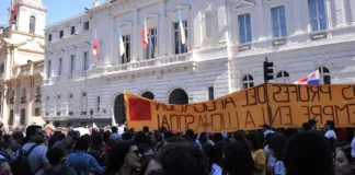 39 colegios afectados por paro indefinido tras desacuerdo con alcalde Desbordes.