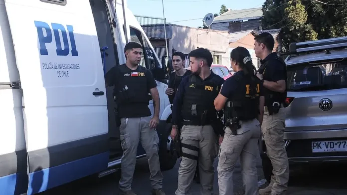 PDI captura a dos extranjeros por el secuestro de una niña y su madre en Conchalí. PDI captura a dos extranjeros por el secuestro de una niña y su madre en Conchalí.