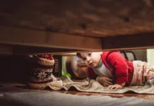 Un niño teme a un monstruo bajo su cama