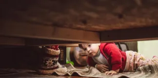 Un niño teme a un monstruo bajo su cama