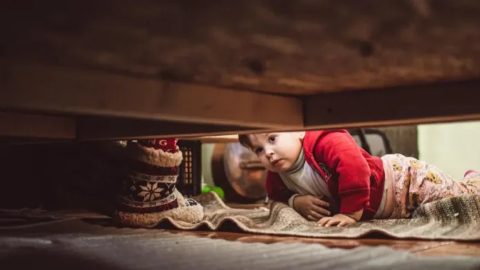 Un niño teme a un monstruo bajo su cama Un niño teme a un monstruo bajo su cama