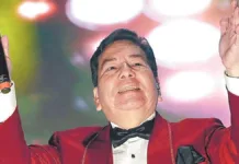 Sacerdote emociona al interpretar "Un año más" en el funeral de Tommy Rey.