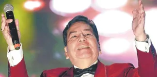Sacerdote emociona al interpretar "Un año más" en el funeral de Tommy Rey.