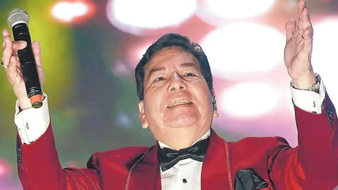 Sacerdote emociona al interpretar "Un año más" en el funeral de Tommy Rey. Sacerdote emociona al interpretar "Un año más" en el funeral de Tommy Rey.