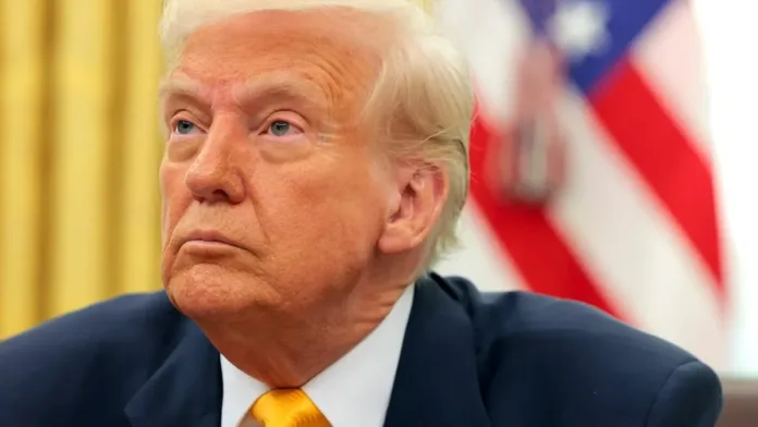 Donald Trump exige la retirada de su retrato tras desatar su furia. Donald Trump exige la retirada de su retrato tras desatar su furia.