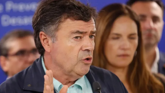 Valenzuela reconoce su error tras criticar a municipios por su queja constante. Valenzuela reconoce su error tras criticar a municipios por su queja constante.