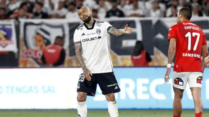 El fútbol chileno enfrenta una crisis: partidos suspendidos y estadios cerrados. El fútbol chileno enfrenta una crisis: partidos suspendidos y estadios cerrados.