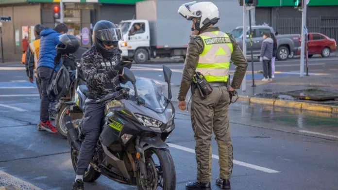 Patente en vidrios y espejos de motos en Chile: ¿es un requisito legal?