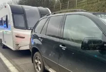 El niño de 12 años más buscado de Inglaterra escapa tras robar un BMW y una casa rodante.