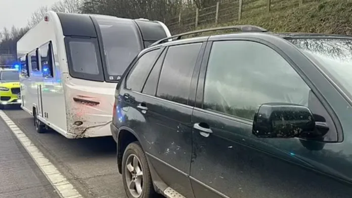 El niño de 12 años más buscado de Inglaterra escapa tras robar un BMW y una casa rodante. El niño de 12 años más buscado de Inglaterra escapa tras robar un BMW y una casa rodante.