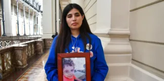 La madre de Tomás Bravo expresa su dolor ante la nueva postergación del juicio.