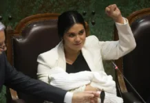 Chile Vamos exige la renuncia de Karol Cariola y advierte sobre posible censura.
