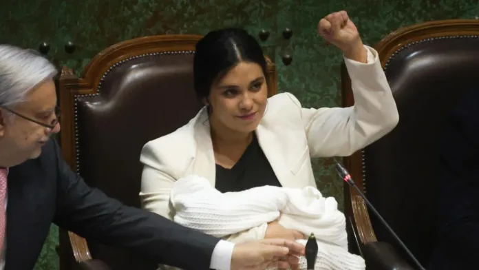 Chile Vamos exige la renuncia de Karol Cariola y advierte sobre posible censura. Chile Vamos exige la renuncia de Karol Cariola y advierte sobre posible censura.