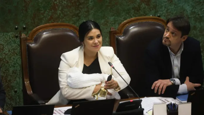 El Partido Social Cristiano mantiene su postura de censura contra Karol Cariola. El Partido Social Cristiano mantiene su postura de censura contra Karol Cariola.