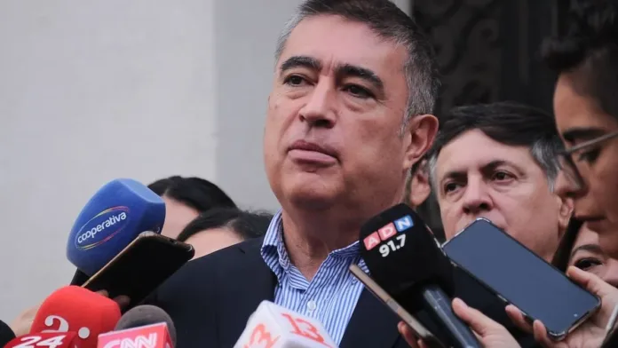 El alcalde Mario Desbordes denuncia a Irací Hassler y Karol Cariola por tráfico de influencias. El alcalde Mario Desbordes denuncia a Irací Hassler y Karol Cariola por tráfico de influencias.