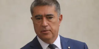 El alcalde Desbordes urge a profesores a reiniciar clases en Santiago tras el paro.