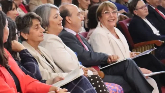 Michelle Bachelet junto a la ministra del Partido Comunista: ¿una nueva alianza política? Michelle Bachelet junto a la ministra del Partido Comunista: ¿una nueva alianza política?