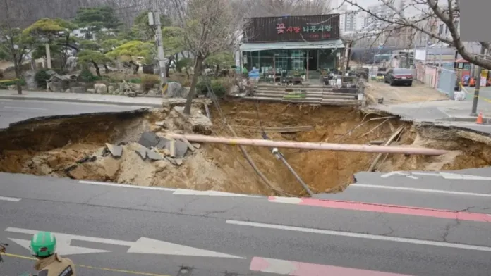 Tragedia en Corea del Sur: hombre fallece tras caer en un socavón de 30 metros. Tragedia en Corea del Sur: hombre fallece tras caer en un socavón de 30 metros.