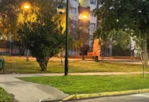 Hombre asesinado en Ñuñoa: apuñalado en el cuello tras una pelea en la plaza.