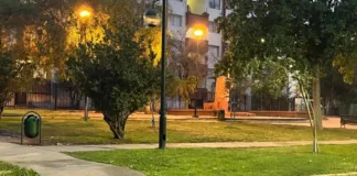 Hombre asesinado en Ñuñoa: apuñalado en el cuello tras una pelea en la plaza.