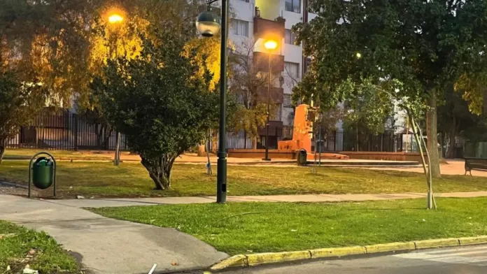 Hombre asesinado en Ñuñoa: apuñalado en el cuello tras una pelea en la plaza. Hombre asesinado en Ñuñoa: apuñalado en el cuello tras una pelea en la plaza.