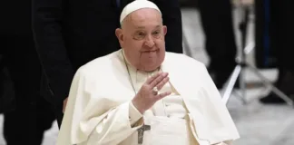 El Papa Francisco descansa tras superar episodios de insuficiencia respiratoria.