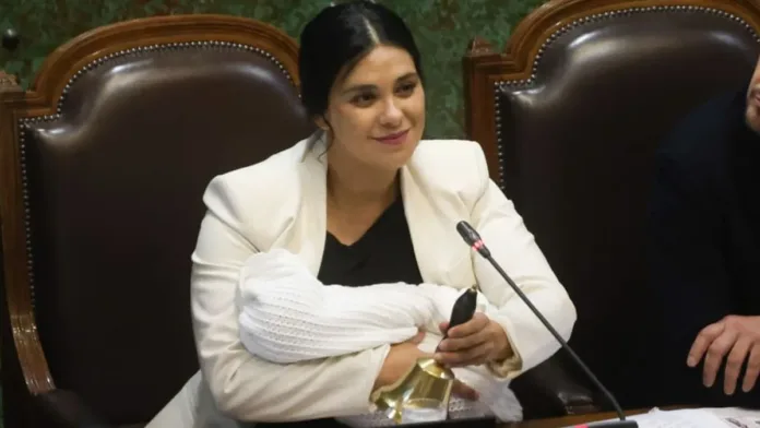 El fiscal desmiente a la pareja de la diputada sobre el allanamiento en Cariola. El fiscal desmiente a la pareja de la diputada sobre el allanamiento en Cariola.