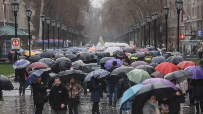 Chile se prepara para el primer temporal de lluvia con vientos de hasta 100 km/h. Chile se prepara para el primer temporal de lluvia con vientos de hasta 100 km/h.