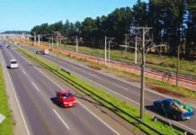 Sujeto ebrio choca y trata de huir subiendo al auto afectado.