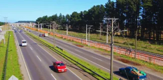 Sujeto ebrio choca y trata de huir subiendo al auto afectado.
