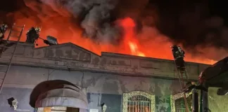 Incendio en Santiago: bodega y hotel abandonado en llamas; tres bomberos heridos.