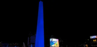 El Obelisco se ilumina por primera vez para concientizar sobre el autismo.