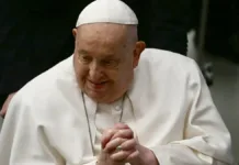 El médico del Papa Francisco revela la difícil decisión sobre su salud.