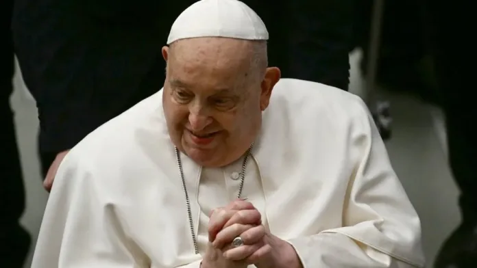 El médico del Papa Francisco revela la difícil decisión sobre su salud. El médico del Papa Francisco revela la difícil decisión sobre su salud.