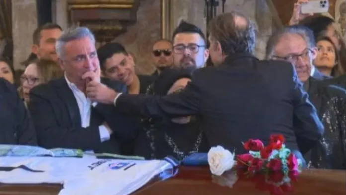 Luis Jara y Aníbal Mosa: un tenso encuentro en el funeral de Tommy Rey. Luis Jara y Aníbal Mosa: un tenso encuentro en el funeral de Tommy Rey.