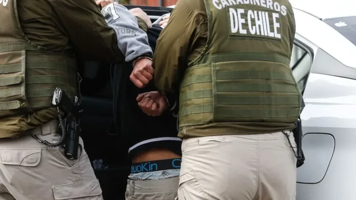 Detienen a dos venezolanos por secuestro de niña y su madre en Conchalí. Detienen a dos venezolanos por secuestro de niña y su madre en Conchalí.