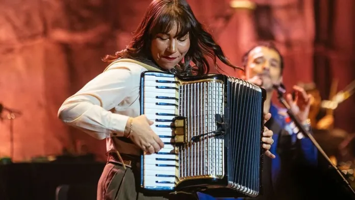 Charly García y Violeta Parra: la sorprendente conexión musical de Los Bunkers. Charly García y Violeta Parra: la sorprendente conexión musical de Los Bunkers.