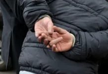 Conductor ebrio choca y se estrella contra una casa en Providencia.