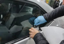 Chile implementa grabado obligatorio de patentes en vehículos desde mayo 2025.