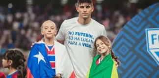 Benjamín Kuscevic encabeza homenaje del Fortaleza a hinchas fallecidos en el Monumental.