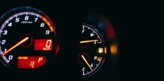 Automovilistas lidian con altos costos en marzo; alivio en abril con descuentos.