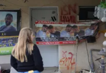 Hamás presenta a dos rehenes israelíes en Gaza