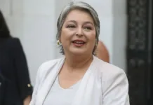 La oposición pide la renuncia de Jeannette Jara tras su candidatura presidencial.