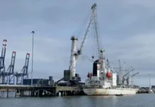 Denuncian desaparición de tripulante tras choque en el Biobío.