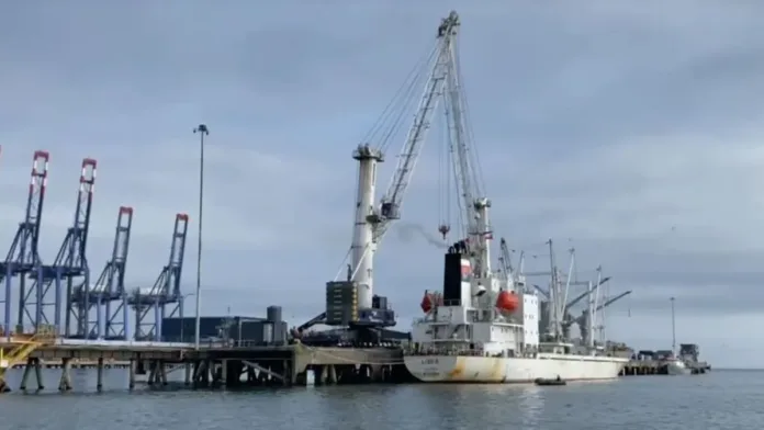 Denuncian desaparición de tripulante tras choque en el Biobío. Denuncian desaparición de tripulante tras choque en el Biobío.