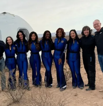 Katy Perry interpretó "Firework" durante su histórico viaje al espacio.