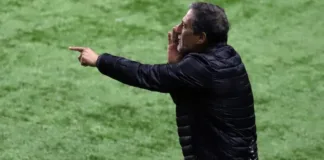 El DT chileno enfrenta desafíos: decisiones necesarias si falta convicción en el equipo.