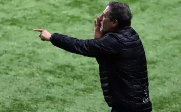 El DT chileno enfrenta desafíos: decisiones necesarias si falta convicción en el equipo.
