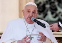 El Papa Francisco sorprende en la Plaza de San Pedro tras su reciente hospitalización.
