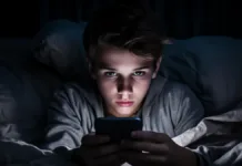 El uso excesivo de pantallas afecta el sueño y la salud mental de las adolescentes.